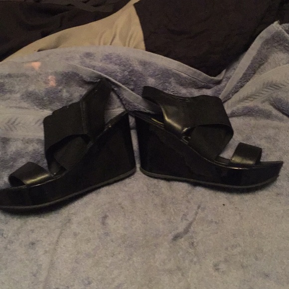 Kenneth Cole Reaction - 3” Black Strap Wedges! - Picture 3 of 7